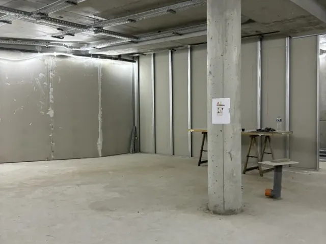 Avant travaux : plateau nu sur toute sa profondeur, avant cloisonnement.