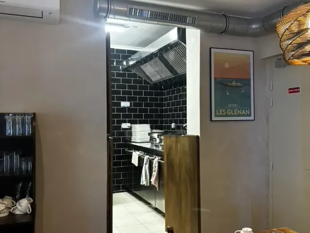 Après travaux : coin de salle, mur de zelliges noirs conservé de l'aménagement précédent.