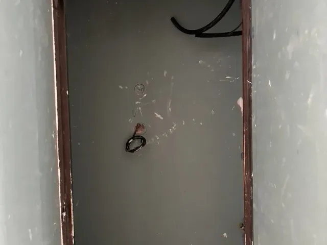 Avant travaux : ouverture pratiquée dans un mur porteur, encadrement en bois.