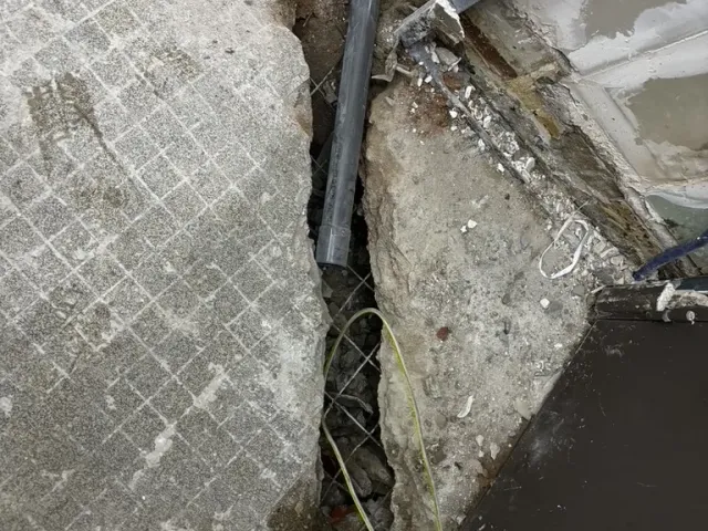 Avant travaux : saignée ouverte dans la chape pour le passage des réseaux.