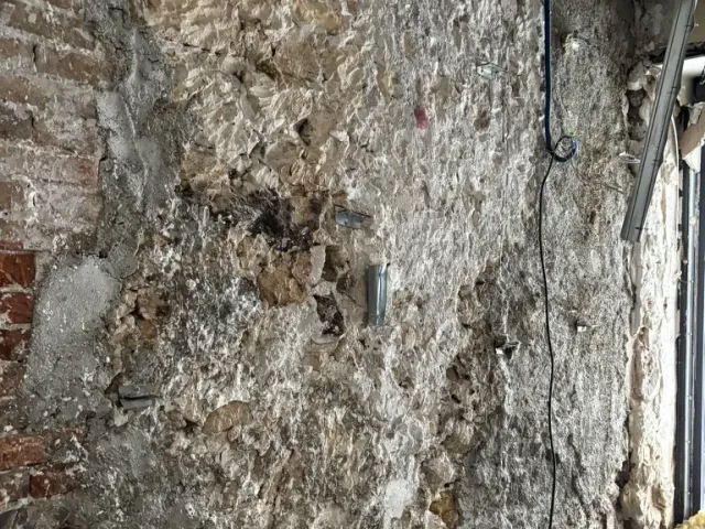Avant travaux : mur de moellons mis à nu après dépose des enduits.