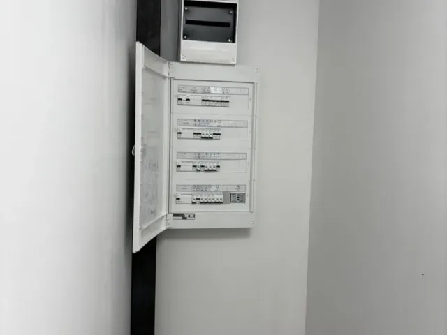 Après travaux : placard technique, tableau électrique et coffret de communication.