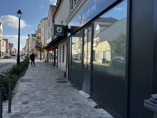 Après travaux : la rue et la devanture vues depuis l'autre extrémité du trottoir.
