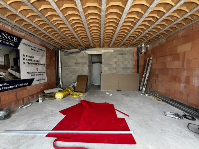Avant travaux : local mis à nu — plafond à hourdis de terre cuite, murs en briques et parpaings, sol brut.