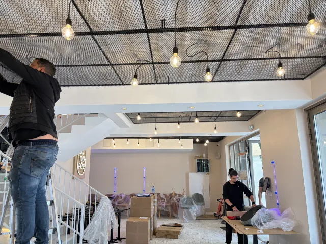 travaux de finition dans la salle  de la brasserie canopée