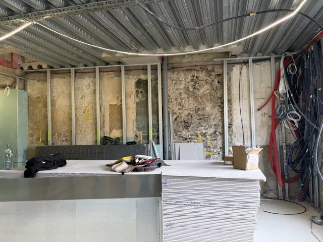 stockage des cloisons sur le chantier pendant les travaux