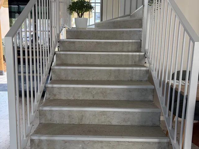 escalier renové de la brasserie canopée