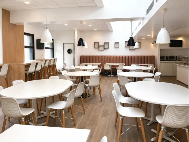 vue large de salle de restaurant d'entreprise